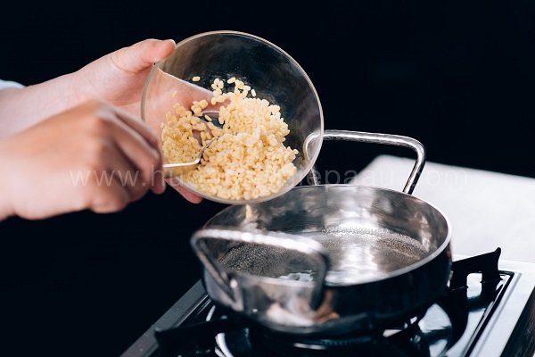 đậu xanh cho vào hấp chín