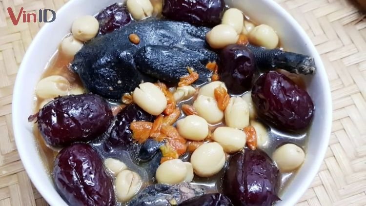 Gà hầm thuốc bắc hạt sen 