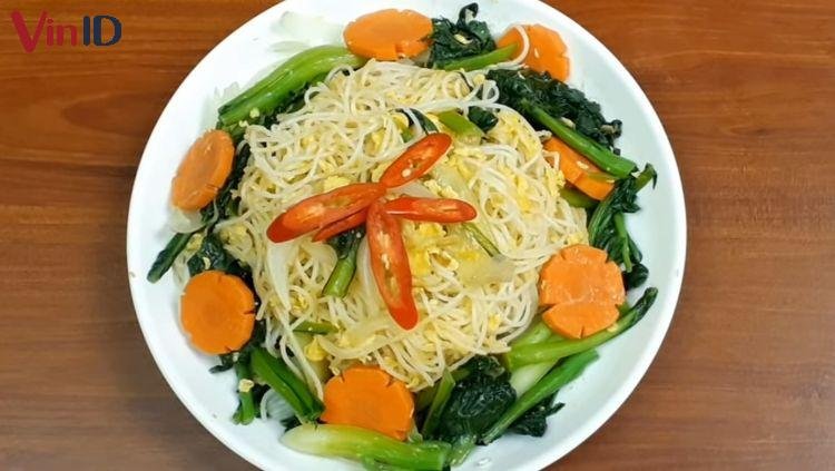 Bún xào trứng.