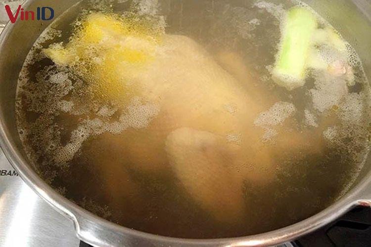 Cho gà khi nước sôi sẽ làm săn da gà, xông khói sẽ ngon hơn