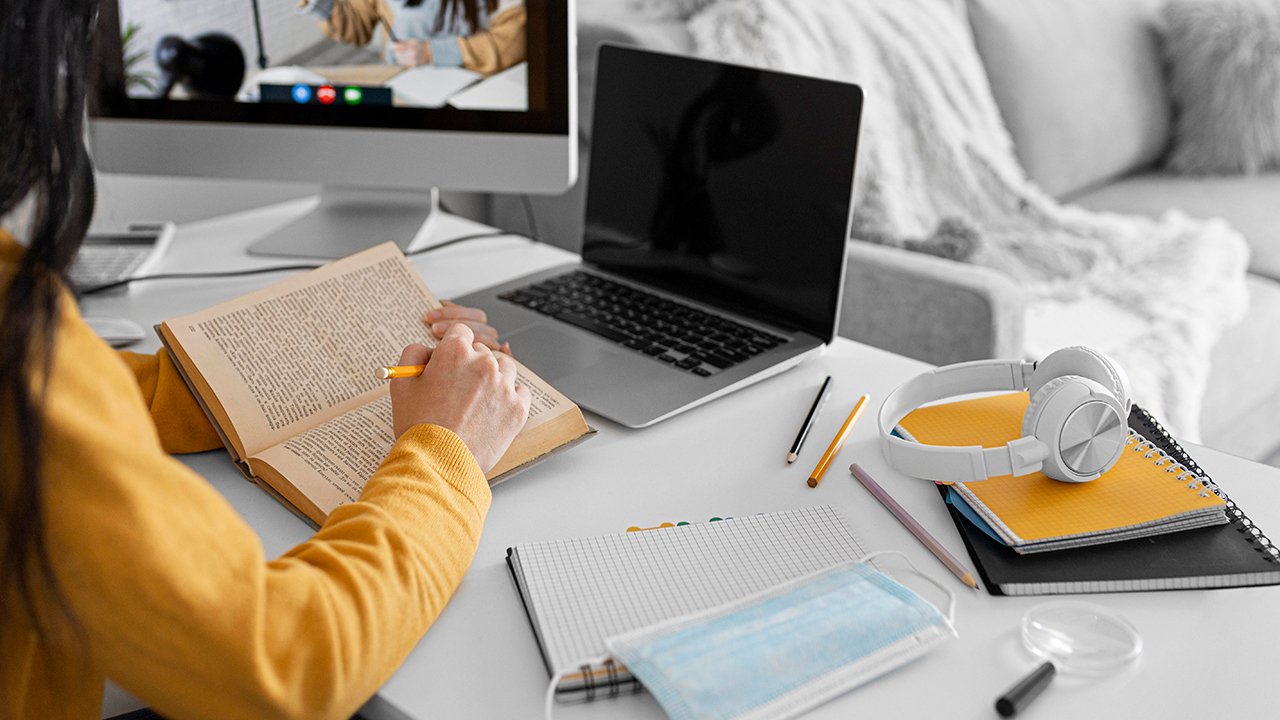 du học sinh cân nhắc quyết định chọn trường đại học Mỹ