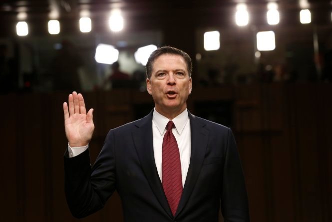 Ông Comey tuyên thệ cam kết nói sự thật trước phiên điều trần - Ảnh: Reuters