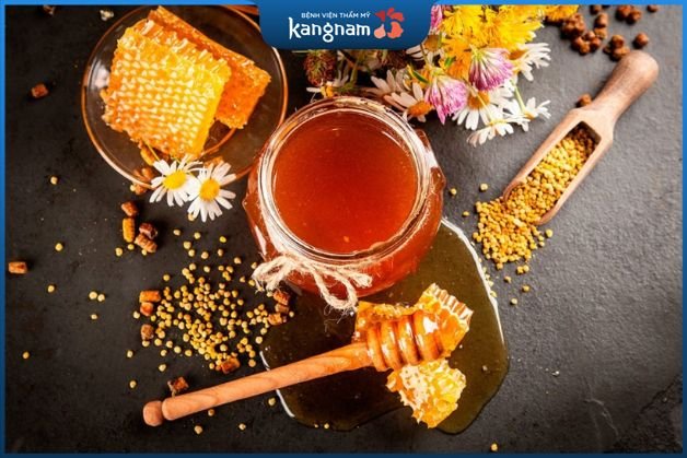 Ngoài dưỡng da mật ong giúp loại bỏ tế bào da cằn cỗi rất hiệu quả