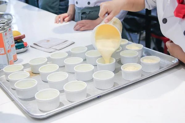 Đổ bánh ¾ khuôn Đổ bánh ¾ khuôn