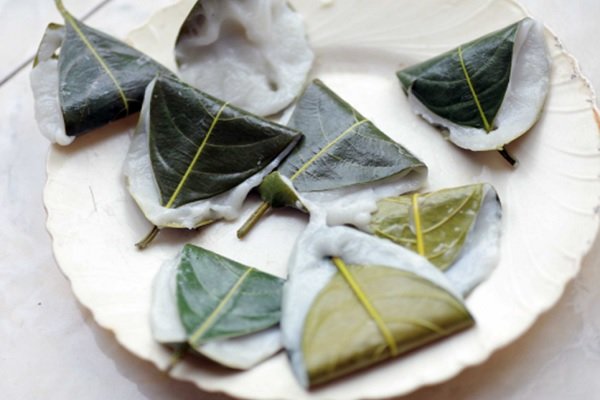 Đổ bột lên lá mít 