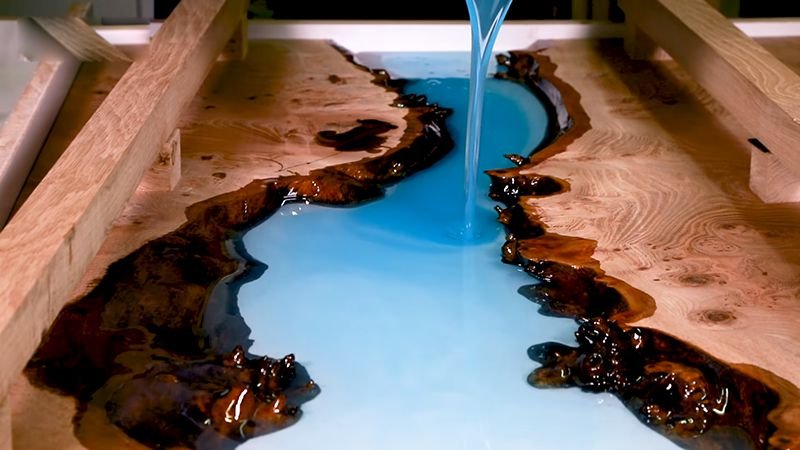 Khi đổ keo Resin nên đổ thành nhiều lớp. Đợi lớp trước khô mới tiến hành đổ lớp mới.