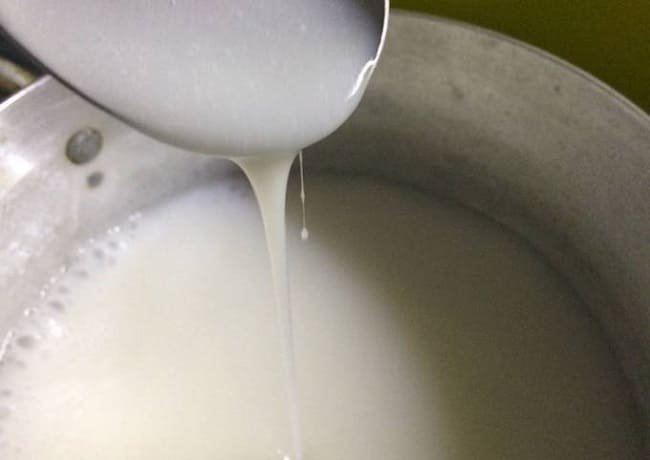 Đun nước cốt dừa hỗn hợp sệt