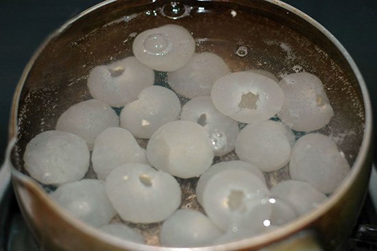Đun sôi nhãn với nước đường