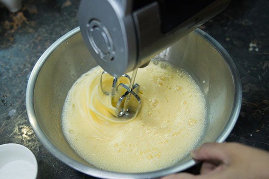 Dùng máy đánh trứng đánh nổi lòng đỏ