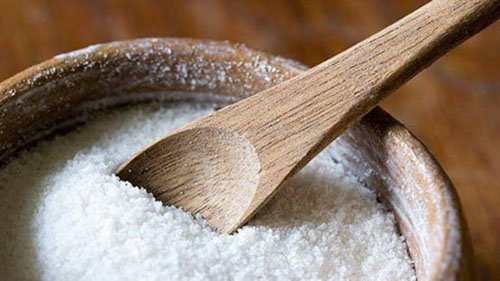 Dùng muối biển trị răng lung lay