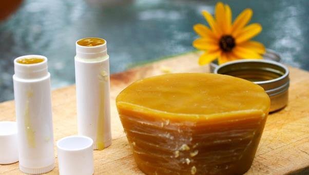Sử dụng sơn dưỡng cho môi