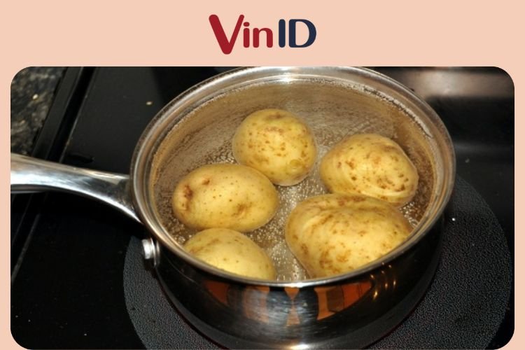 Luộc khoai tây Luộc khoai tây