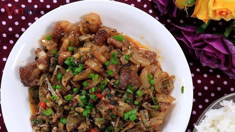 Rim cá cơm khô giòn cùng thịt cực đưa cơm