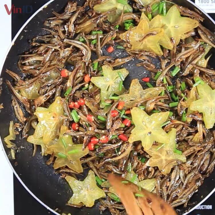 Xào cá cơm với khế chua chua cực lạ miệng
