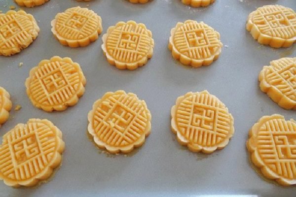 ép bánh bằng khuôn trung thu