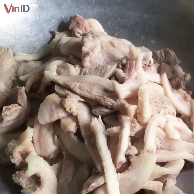 Cắt thịt thành lát nhỏ Cắt thịt thành lát nhỏ