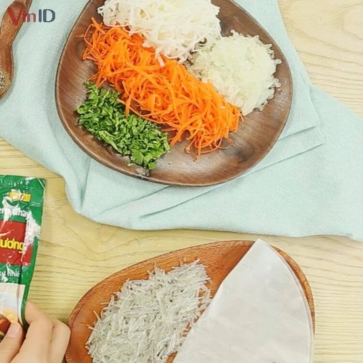 Nguyên liệu sơ chế để riêng ra để lát làm nhân
