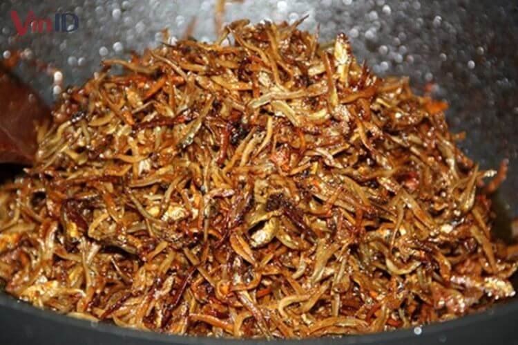 Chiên cá cơm khô trước khi chế biến giúp giòn rụm