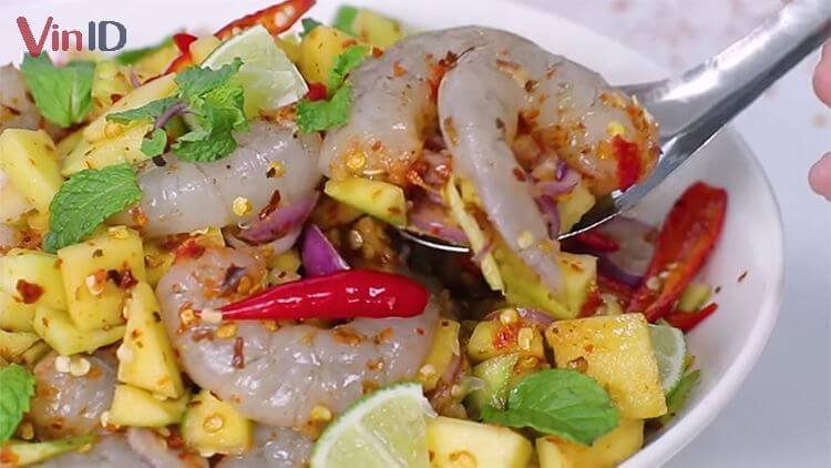 Tôm sống xoài xanh với hương vị chua cay