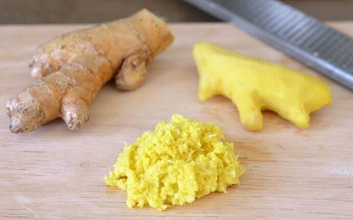 Giã nhuyễn gừng để làm cơm Lam