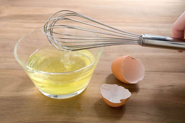 giảm thâm cô bé với lòng trắng trứng