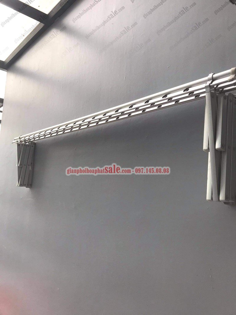 Khi không sử dụng chỉ cần đẩy gọn thanh phơi vào tường