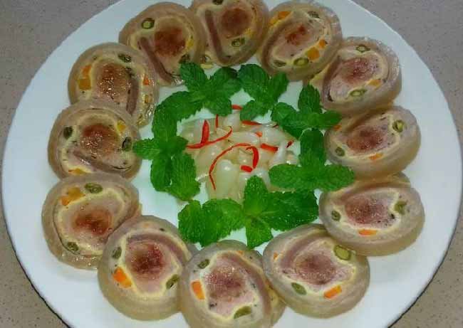 Món giò bì cuộn lạp xưởng