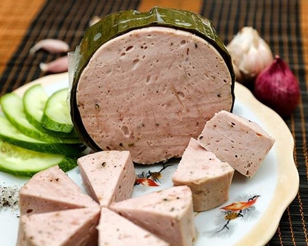 Giò chả nguyên chất thường có nhiều lỗ rỗng bên trong