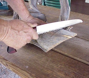 dùng cưa tay, cắt gỗ theo đường đã kẻ