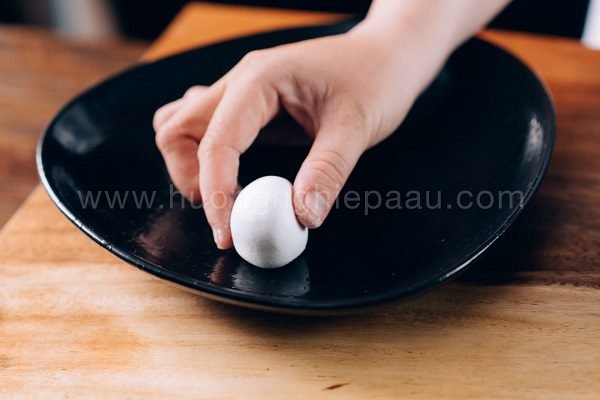 gói bánh với nhân khéo léo