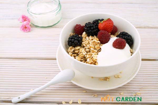 Granola ăn với sữa chua