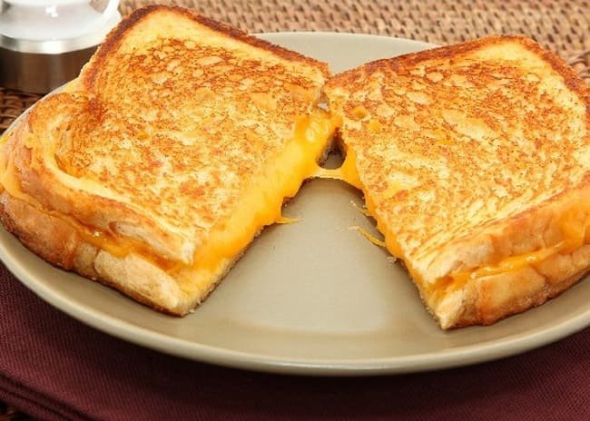Món bánh mì sandwich kẹp trứng phô mai chiên