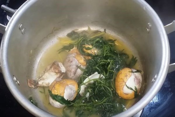 Hầm ngải cứu và trứng