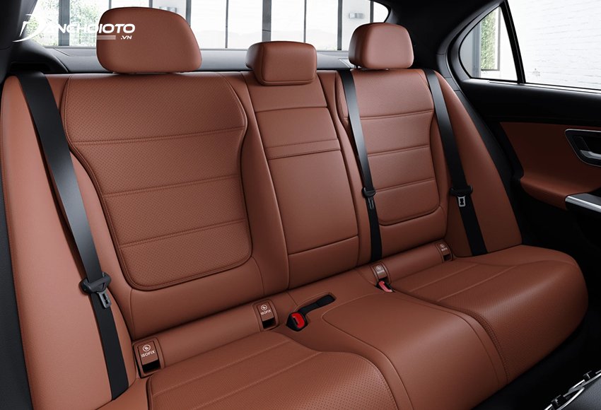 Hàng ghế sau Mercedes C200 2022 thoáng hơn so với bản tiền nhiệm nhờ tăng kích thước