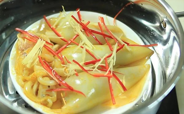 hấp mực trong khoảng từ 20 - 25 phút