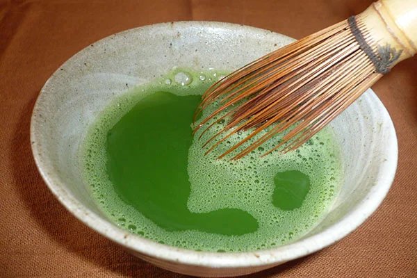 Hòa tan bột trà xanh 