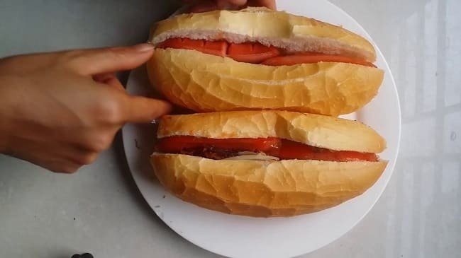 Xẻ dọc bánh mì và cho nhân bánh Xẻ dọc bánh mì và cho nhân bánh