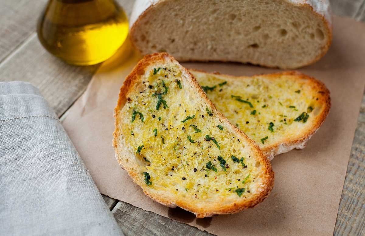Hoàn thành món bánh mì nướng bơ tỏi