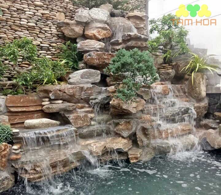 Hòn non bộ thác nước tạo bầu không khí trong lành
