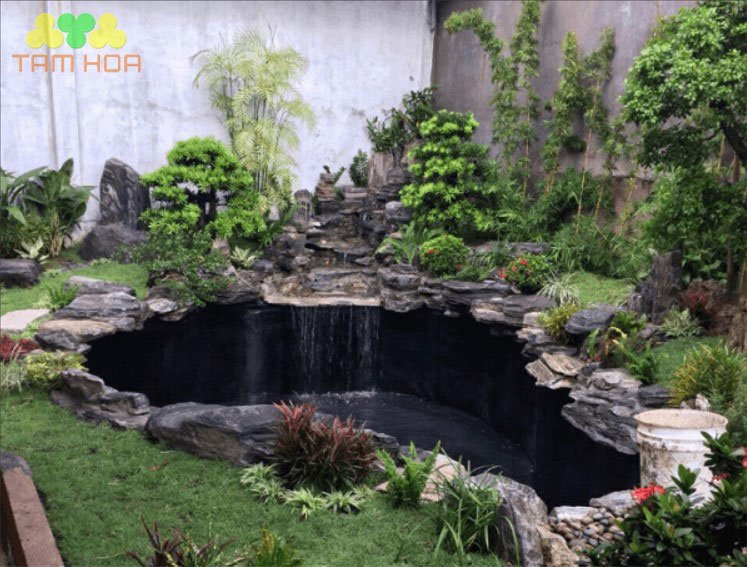 Hòn non bộ thác nước cây trồng đa dạng