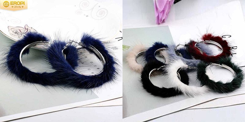 Bông tai lông vũ tròn với thiết kế độc đáo.