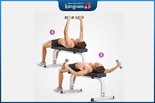 Tập với tạ là cách làm nhỏ ngực đơn giản, dễ áp dụng tại nhà