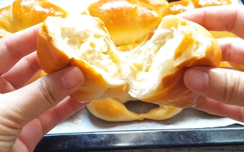 Bánh mì cua phô mai sau khi ra lò có màu vàng ươm Bánh mì cua phô mai sau khi ra lò có màu vàng ươm