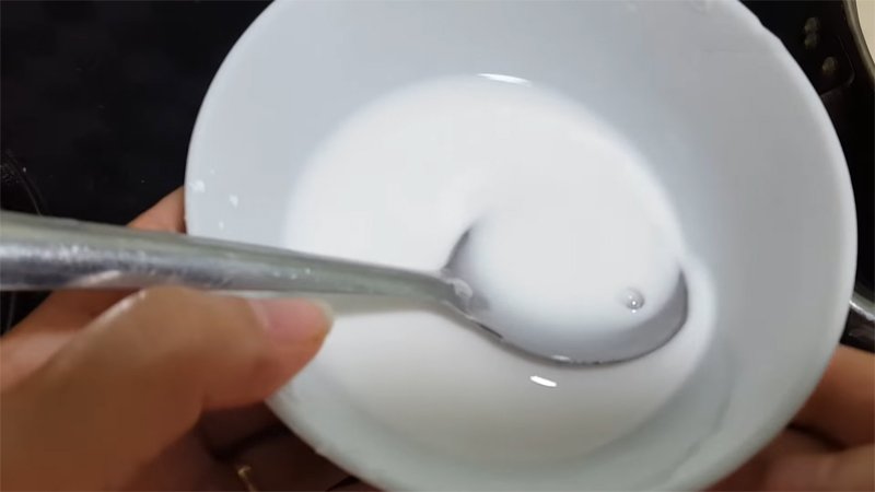 Cho bột năng ra chén Cho bột năng ra chén