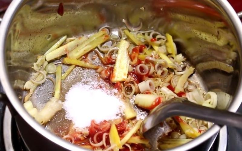 Phi thơm tỏi, sả, gừng, ớt Phi thơm tỏi, sả, gừng, ớt