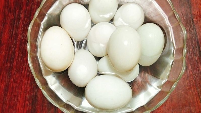 Rửa trứng và ngâm rượu