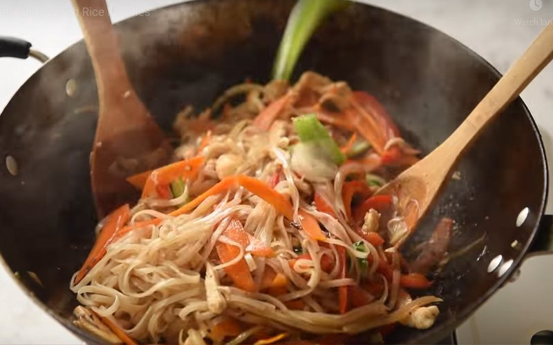 Xào hủ tiếu