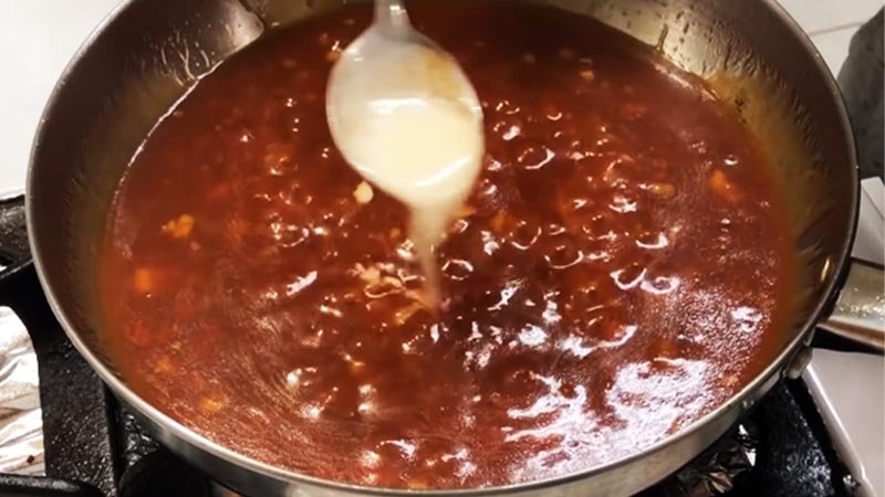 Pha nước sốt để xào hủ tiếu