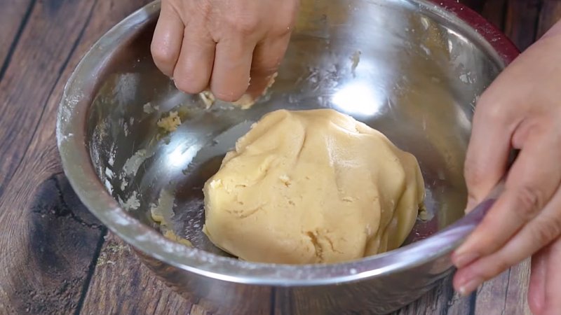 Nhồi bột đến khi bột thành một khối dẻo