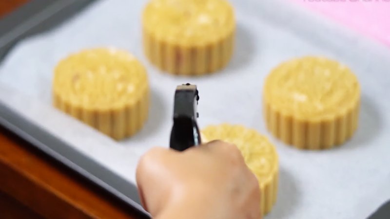 Xịt nước đều lên bánh 